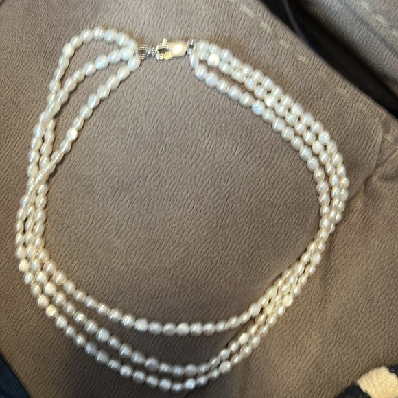 Vintage 3 strand string of pearls, probably dating to 1970’s,sterling silver cla - Picture 2 of 3